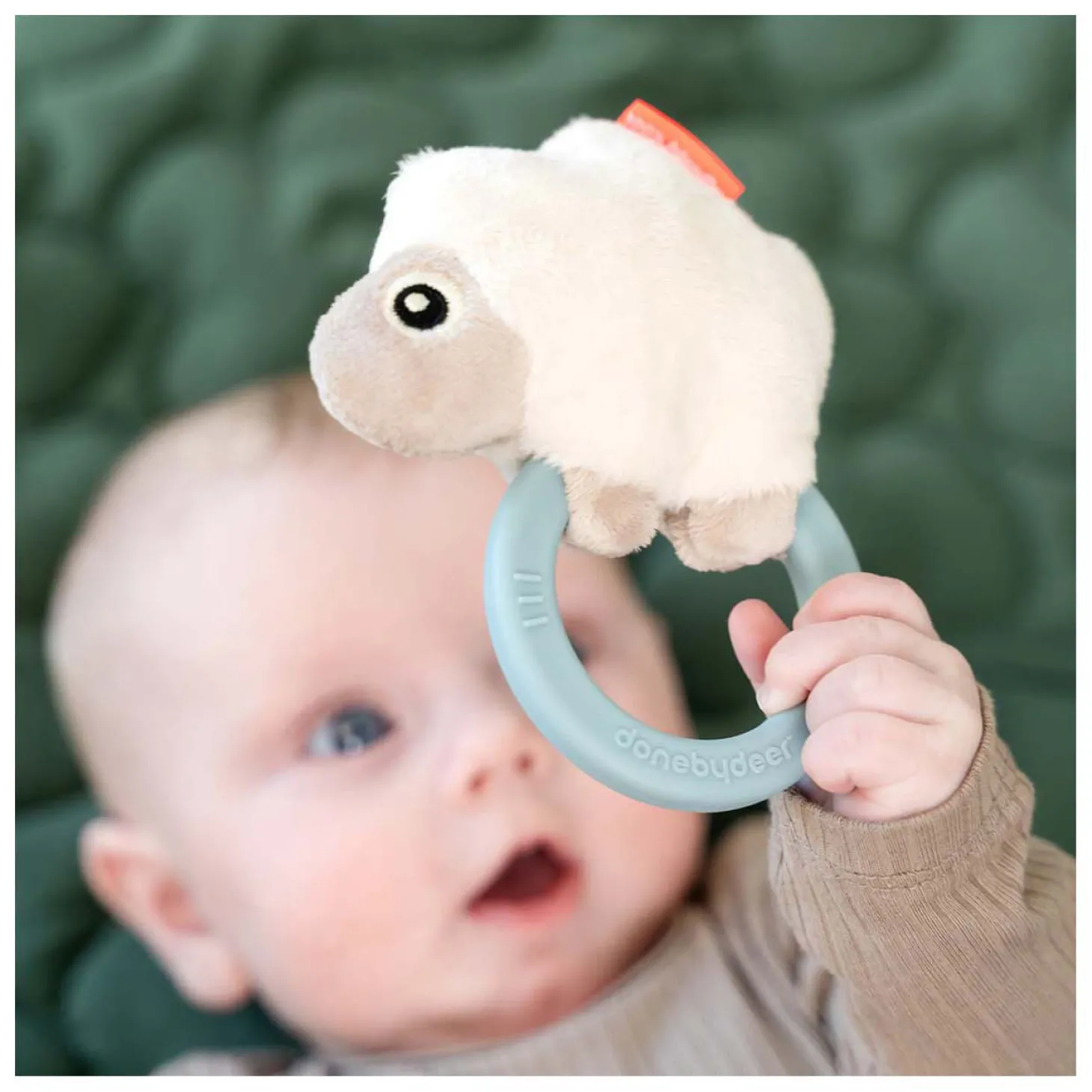 Done by Deer Sensorische Rammelaar met Bijtring Schaapje