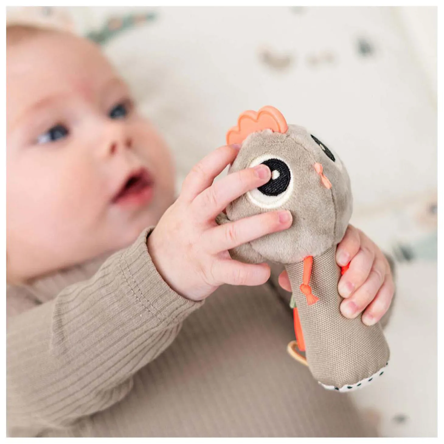 Done by Deer Sensorische Rammelaar Kleine Boerderij Beige