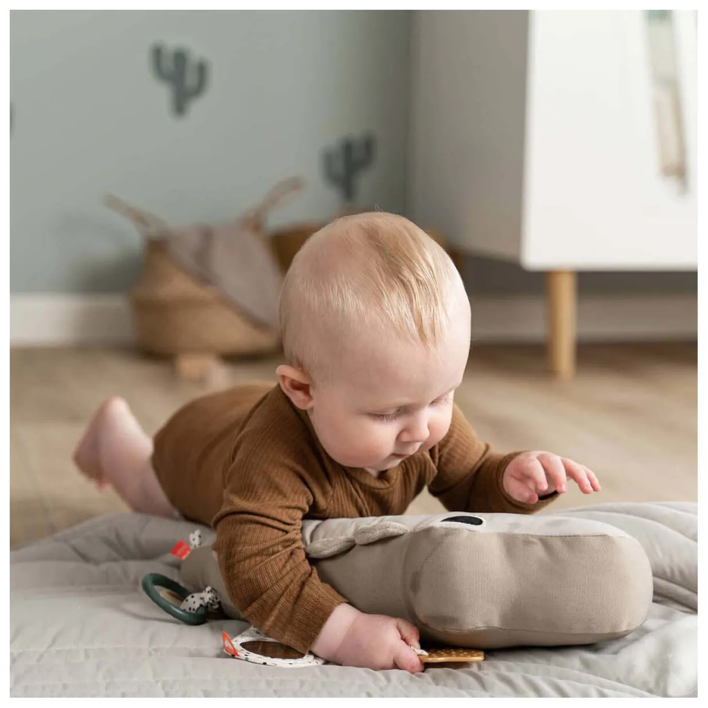 Done by Deer Tummy Time Speeltje Croco Beige