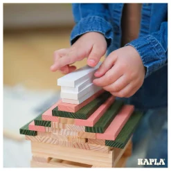 KAPLA Lentebox 140 Blanke Plankjes, 60 Gekleurde Plankjes