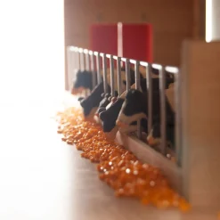 Kids Globe Stal met Windbreekgaas 1:32