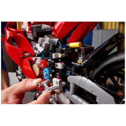 LEGO Technic 42202 Ducati Panigale V4 S Motor