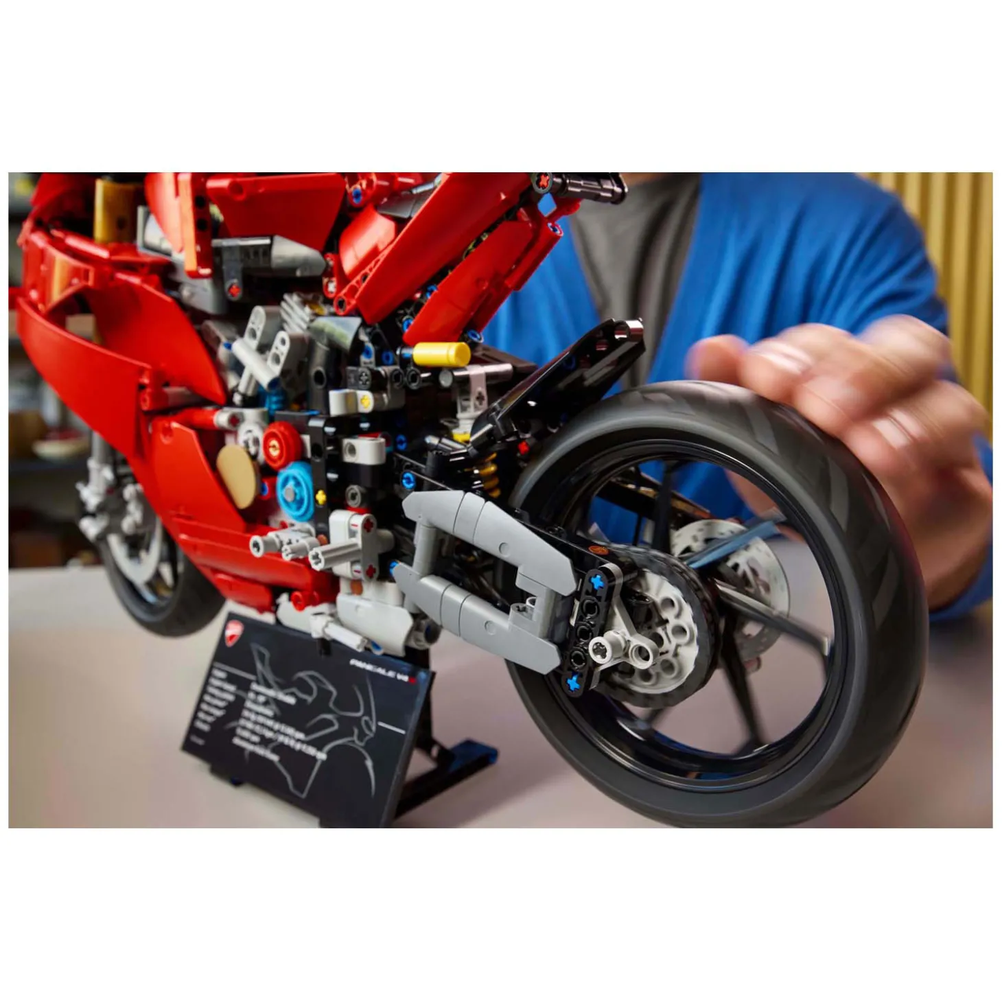 LEGO Technic 42202 Ducati Panigale V4 S Motor